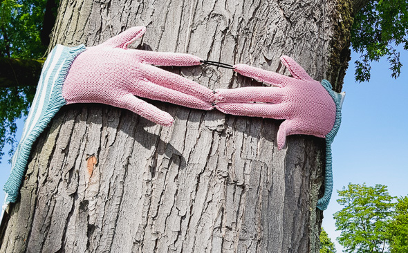 Gestrickte Kunst am Baum