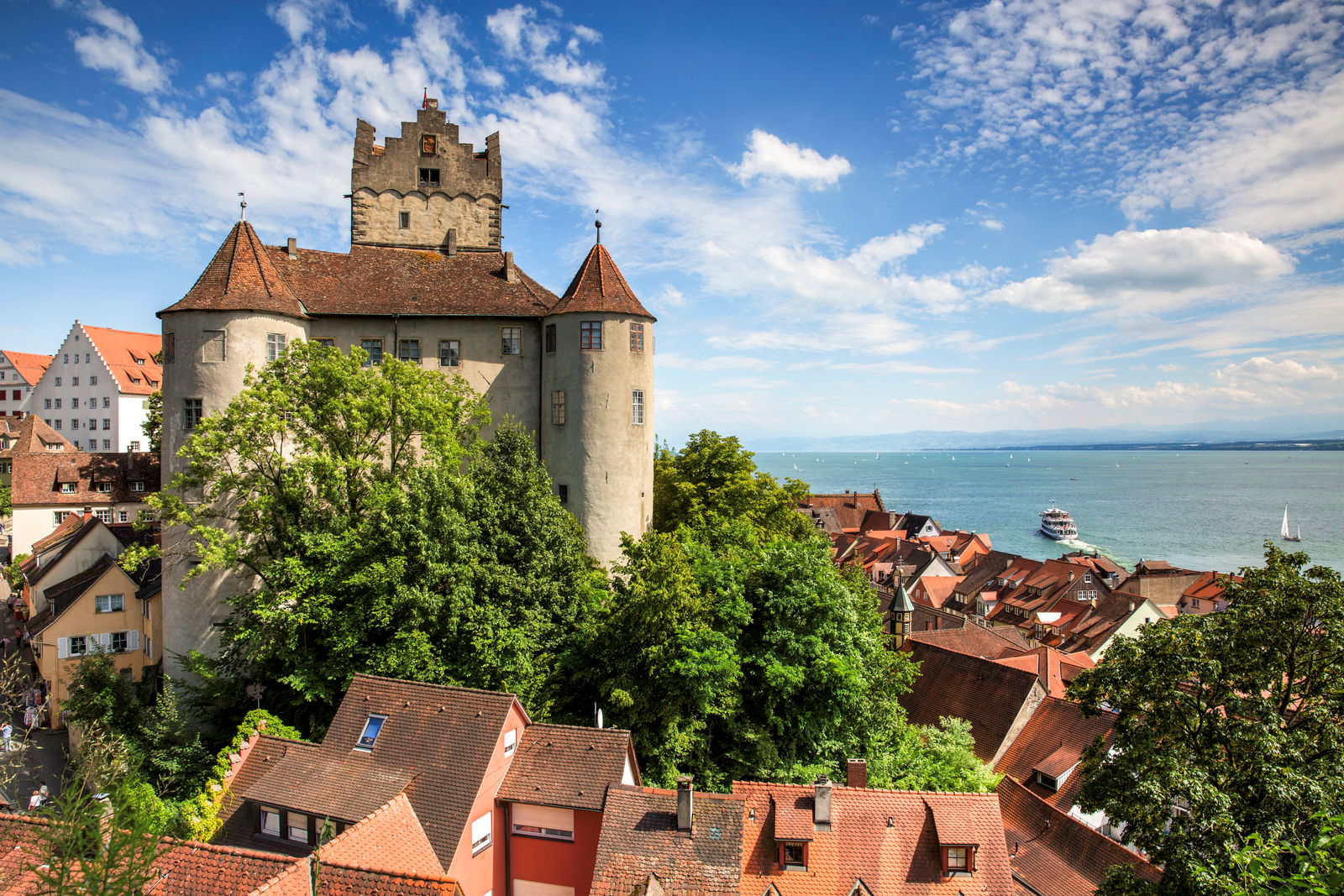Der Bodensee-Radurlaub mit der Burg Meersburg und Blick auf den See
