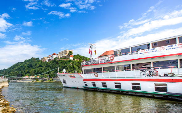 Rad und Schiff auf dem Donau-Radweg