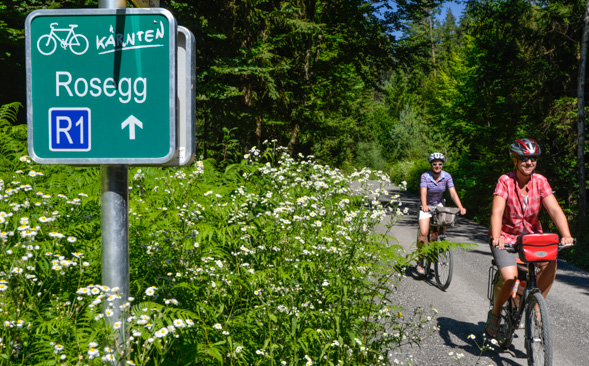 Wegweiser am Drau-Radweg