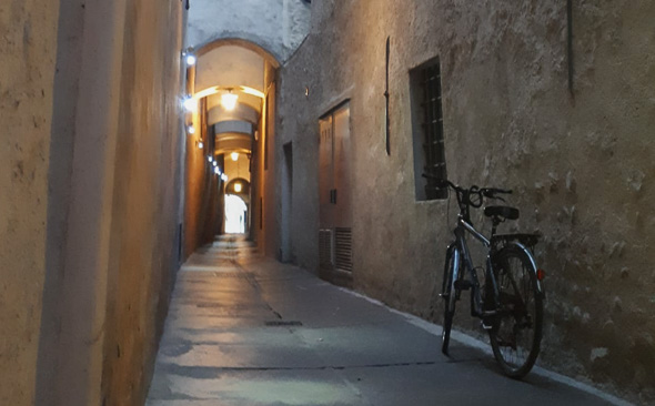 Fahrrad in Gasse
