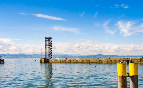 Der Blick von Friedrichshafen auf das Alpenpanorama
