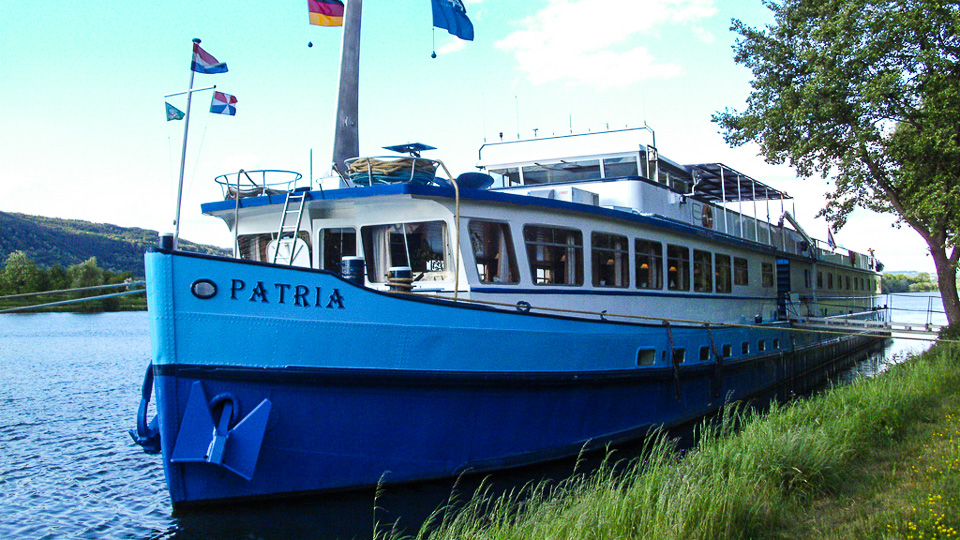 Rad und Schiff auf dem Neckar