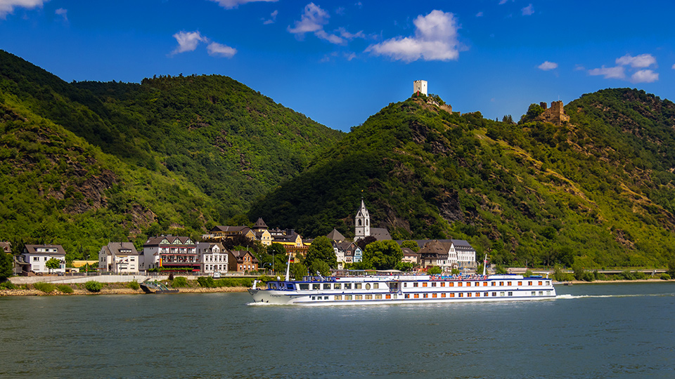 Rad und Schiff auf dem Rhein