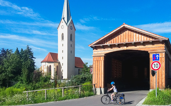 Kind vor Brücke