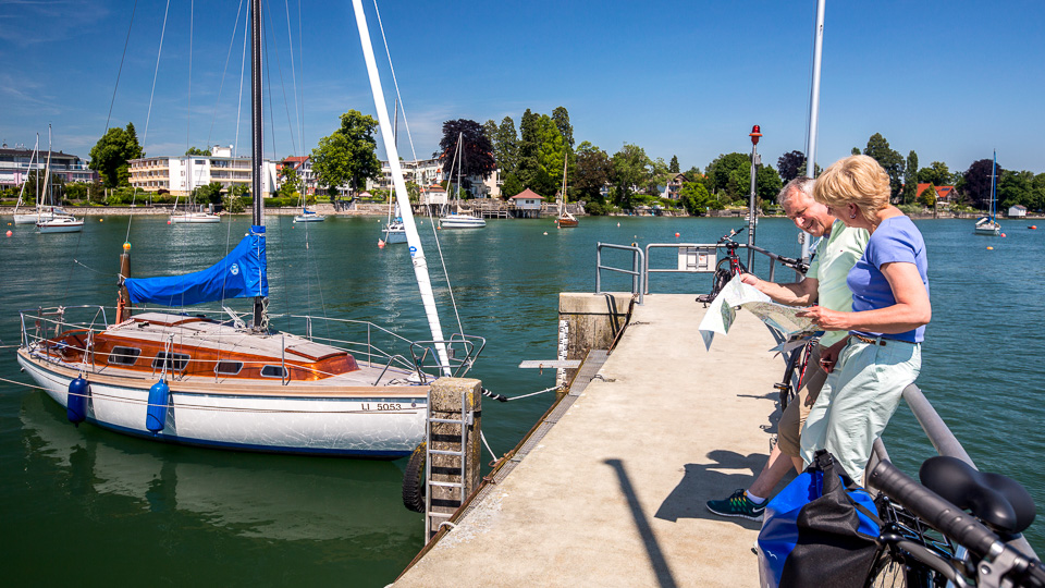 Radfahren und Segeln am Bodensee