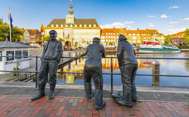 Delftspucker und Rathaus in Emden