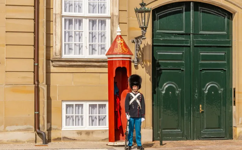 Königliche Leibgarde am Schloss Amalienborg in Kopenhagen
