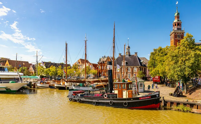 Museumshafen und Rathaus in Leer