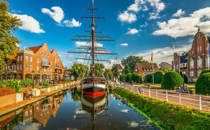 Das Museumsschiff und das Rathaus in Papenburg