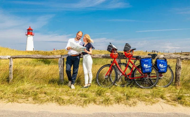 Radler am Leuchtturm List West auf der Insel Sylt