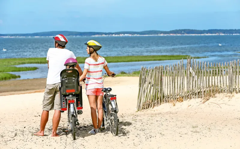 Familie am Strand an der Ostsee