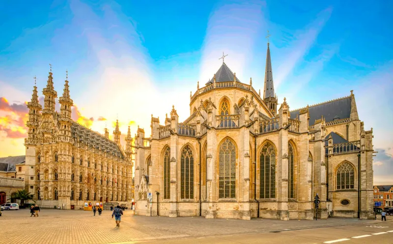 Leuven, Rathaus, Peterskirche