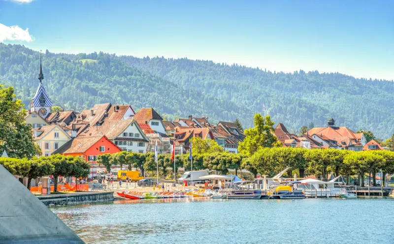 Die Uferpromenade in Zug