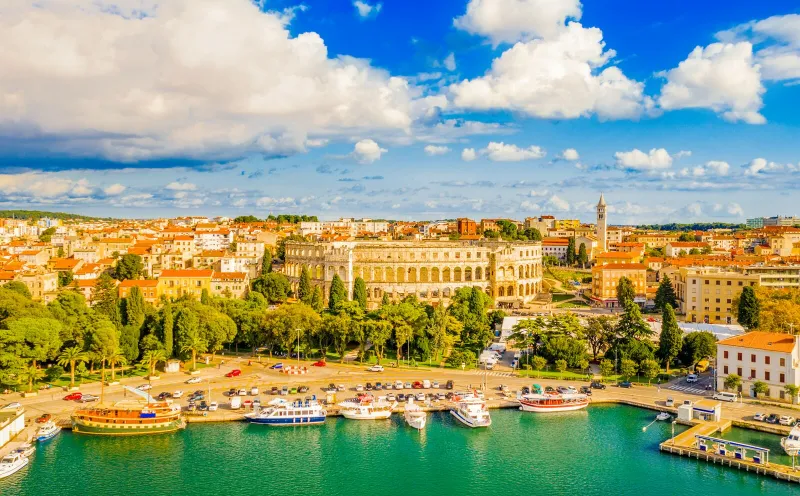 Blick auf das Amphitheater von Pula