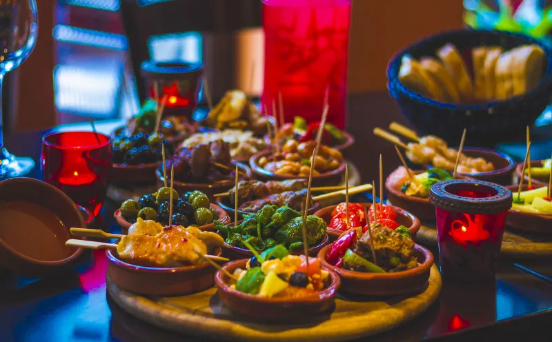 Entspannter Abend in einer Tapasbar