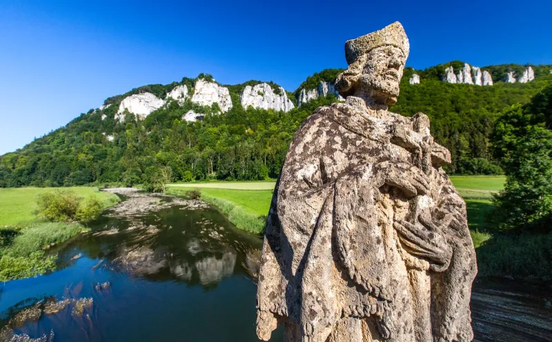 St. Nepomuk auf der Donaubrücke bei Hausen im Tal