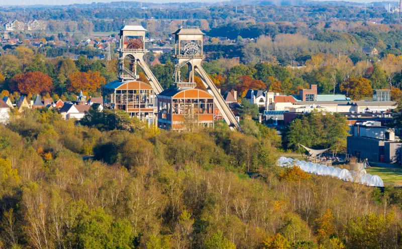 Zwei ehemalige Kohlebergwerksaufzüge bei dem Nationalpark Hoge Kempen in der Nähe der Stadt Maasmechelen