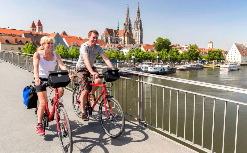 Radfahrer auf der Steinernen Bruecke_Regensburg