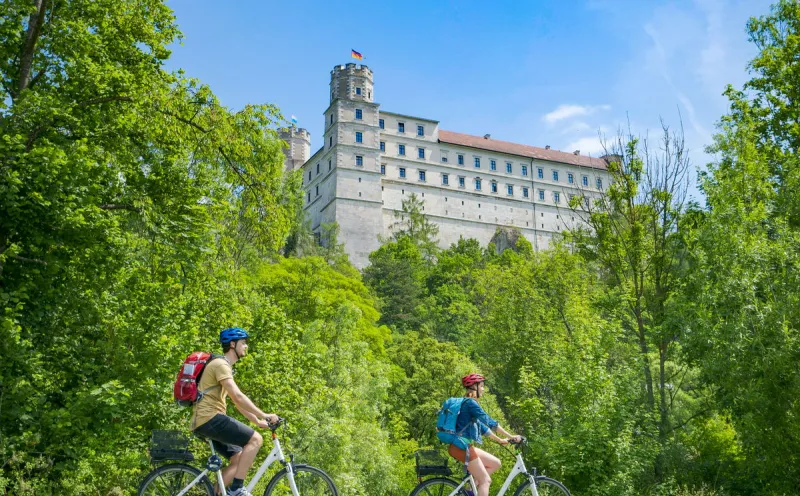 Radler vor Willibaldsburg auf dem Altmuehltal-Radweg