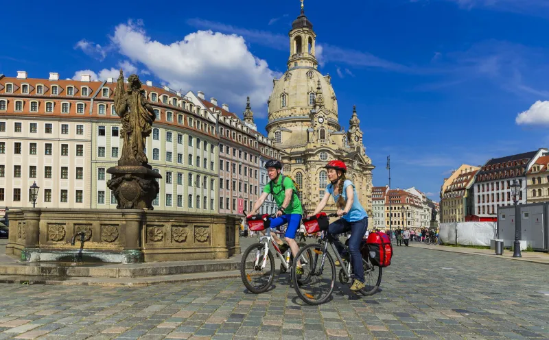 Radfahrer vor der Dresdner Frauenkirche