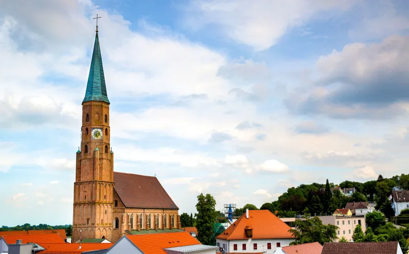Die spätgotische Hallenkirche St. Johannes in Dingolfing