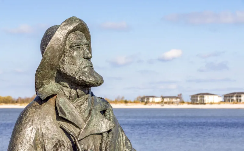 Bronzefigur Fischer Stüben in Heiligenhafen