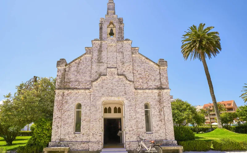 Kirche aus Muscheln auf La Toja