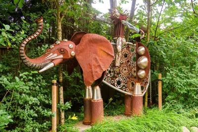 Eine von mehreren Schrottskulpturen