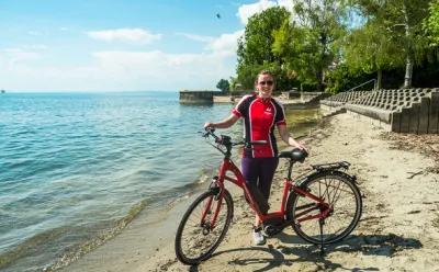 Sarah mit dem E-Bike am Bodenseeufer
