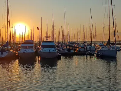 Hafen in Stralsund bei Sonnenaufgang