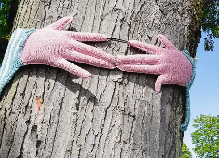 Gestrickte Kunst am Baum