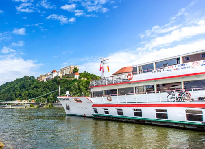 Rad und Schiff auf dem Donau-Radweg