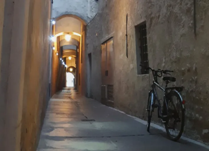 Fahrrad in Gasse
