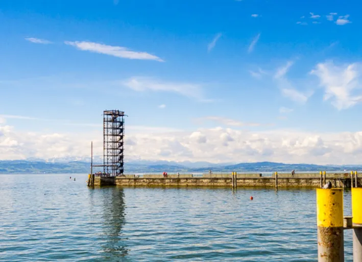 Der Blick von Friedrichshafen auf das Alpenpanorama