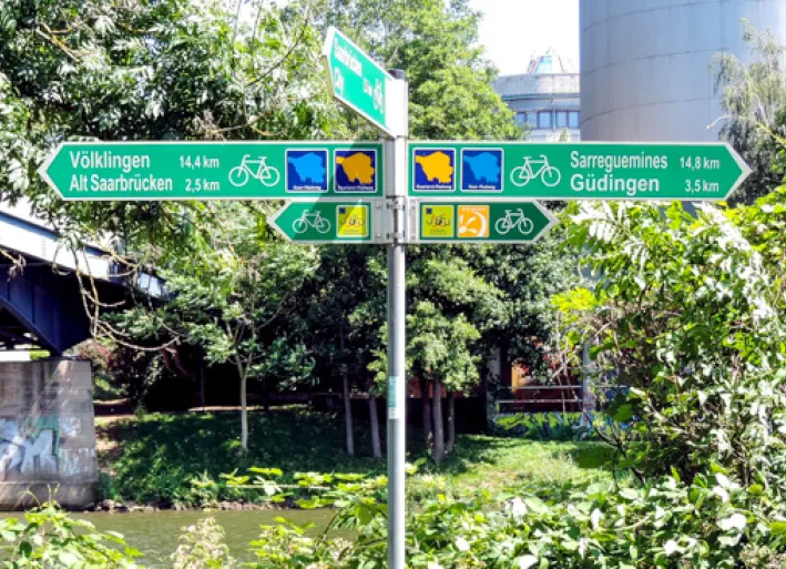 Wegweiser am Saar-Radweg