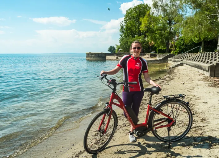 Sarah mit dem E-Bike am Bodenseeufer