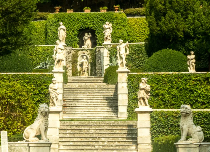 Steintreppe mit Statuen