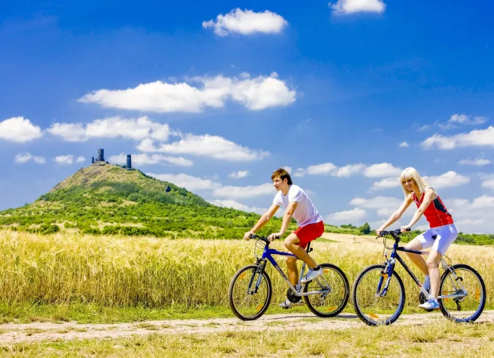 Radfahrer vor der Burg Hazumburk
