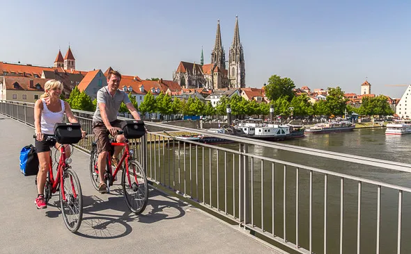 Regensburger Dom, Ausflugsboot, Radler