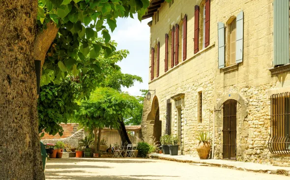 Uzes