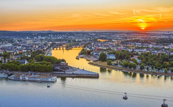 Das Deutsche Eck in Koblenz bei Sonnenuntergang