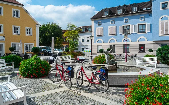 Treuchtlingen, Marktplatz, Brunnen, rote Fahrräder