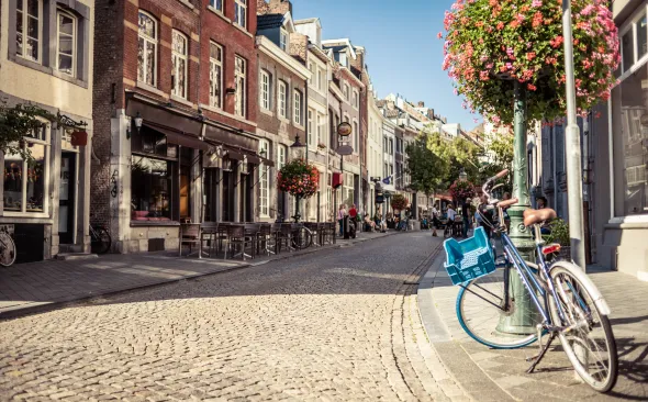 Maastrichter Straßen mit Fahrrad im Sommer