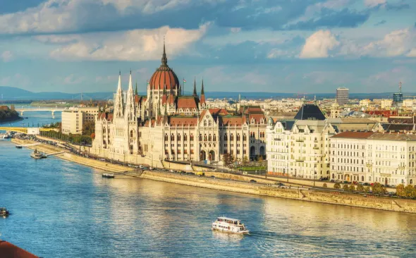 Das Parlamentsgebäude von Budapest am Donauufer