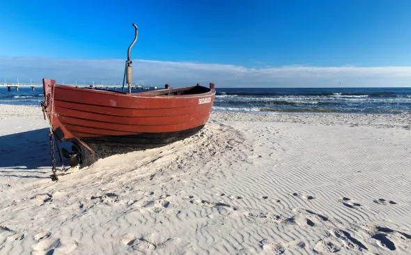 Traditionelles Fischerboot am Strand