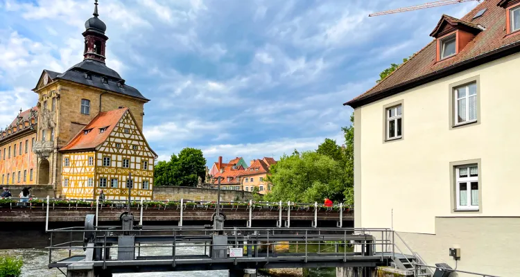 Am Regnitz-Ufer mit Blick auf das Alte Rathaus, Bamberg