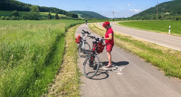 Radweg, Radfahrerin, Landschaft