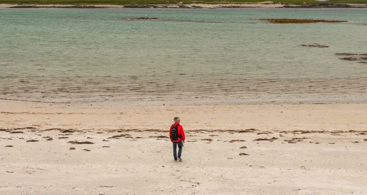 Simon am Strand in Hogha Gearraidh