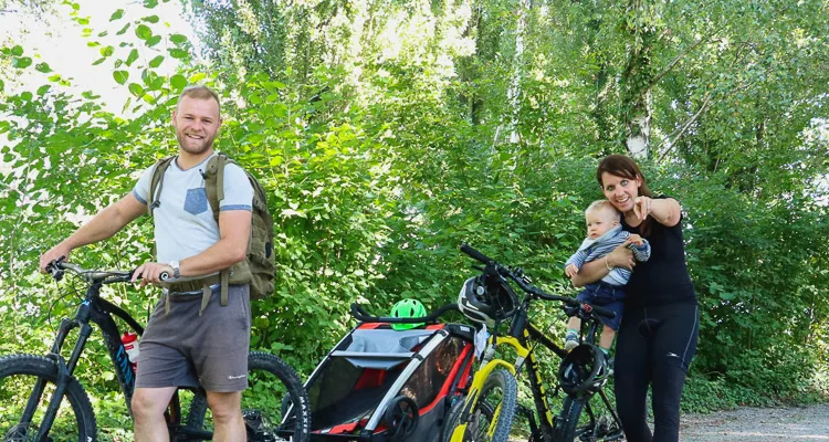 Die komplette Familie mit dem Rad unterwegs